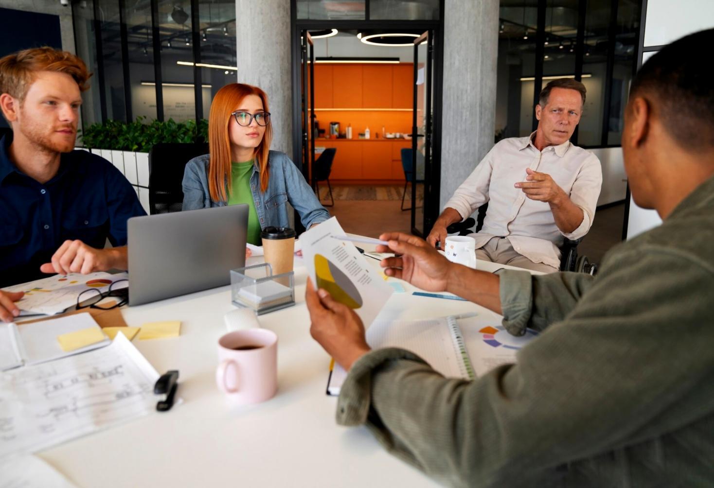 Studente che lavora su progetto di animazione