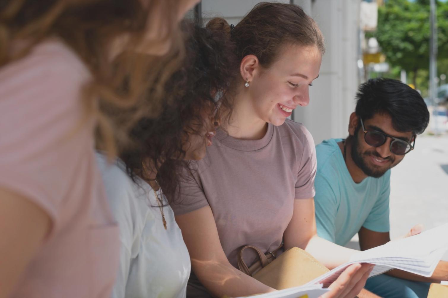 Ambiente di lavoro con computer e strumenti digitali