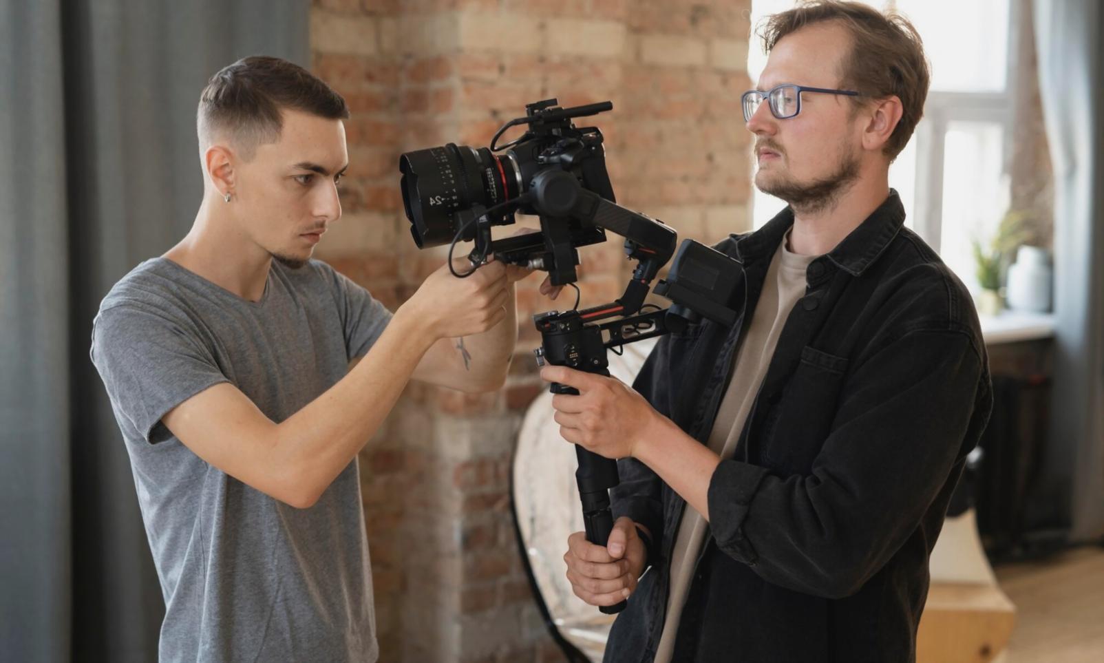 Sessione di lavoro su progetto motion graphics con team monquorentia