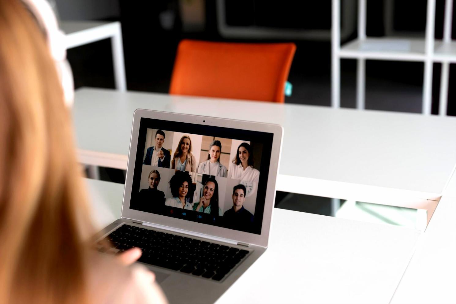 Studenti che lavorano su progetti di motion graphics in aula