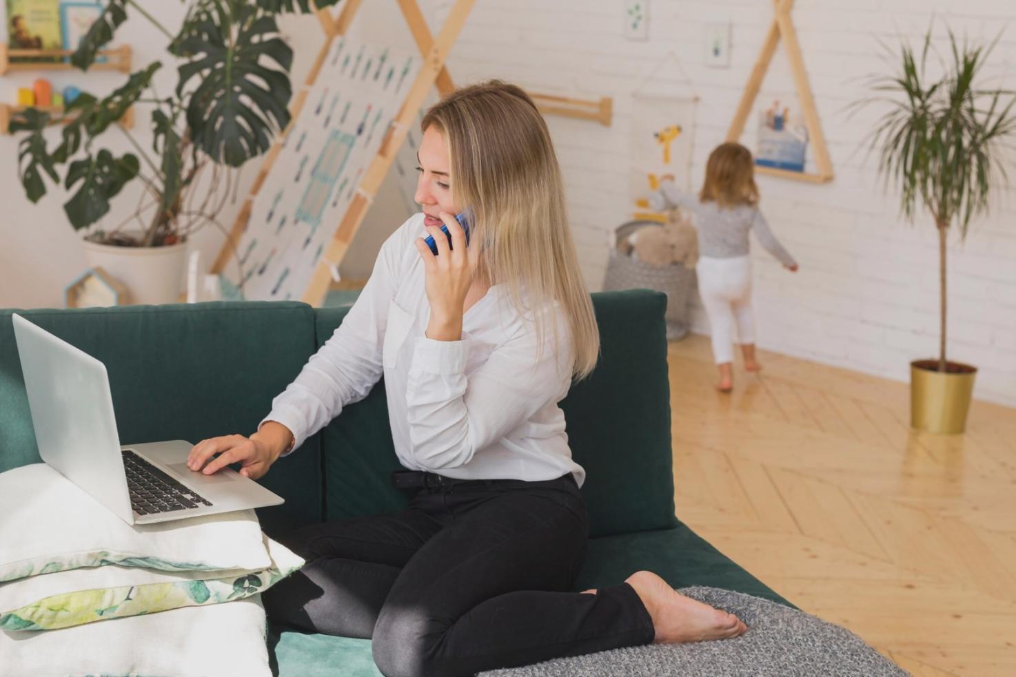 Studio di motion graphics monquorentia con postazioni di lavoro moderne